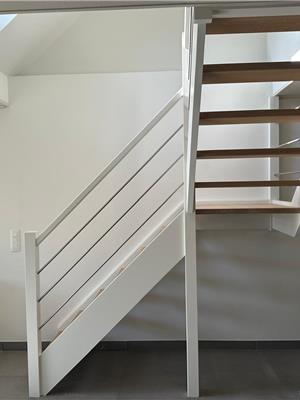 Bordestrap in eik wit geschilderd geoliede treden